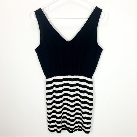 Forever 21 Black and White Sleveless Elegant Sexy Dress Elastic Waist Size Small - Picture 2 of 8